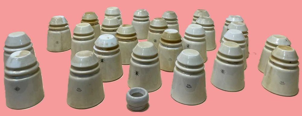Isoladores em porcelana antigos da Vista Alegre