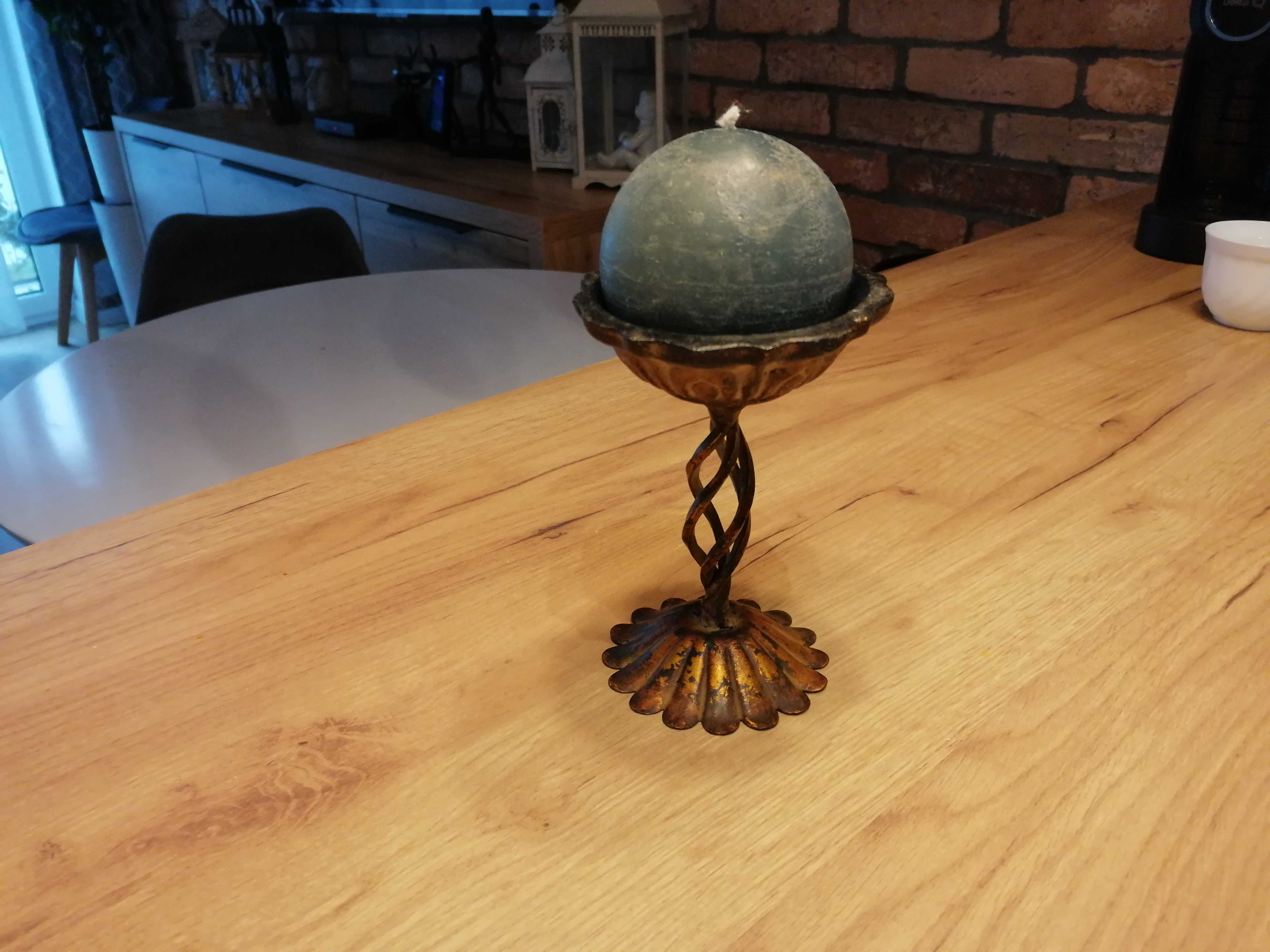 Świecznik metalowy dwustronny 15,5 cm w komplecie ze świeczką