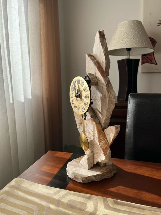 Relógio de mesa em pedra