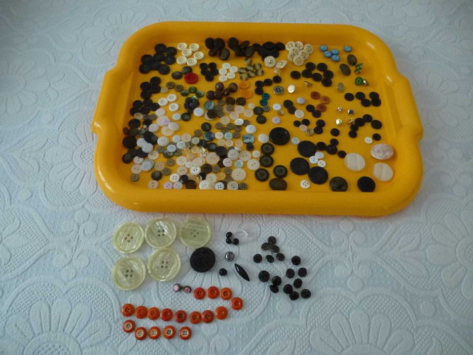 2 Lotes de botões , antigos e recentes