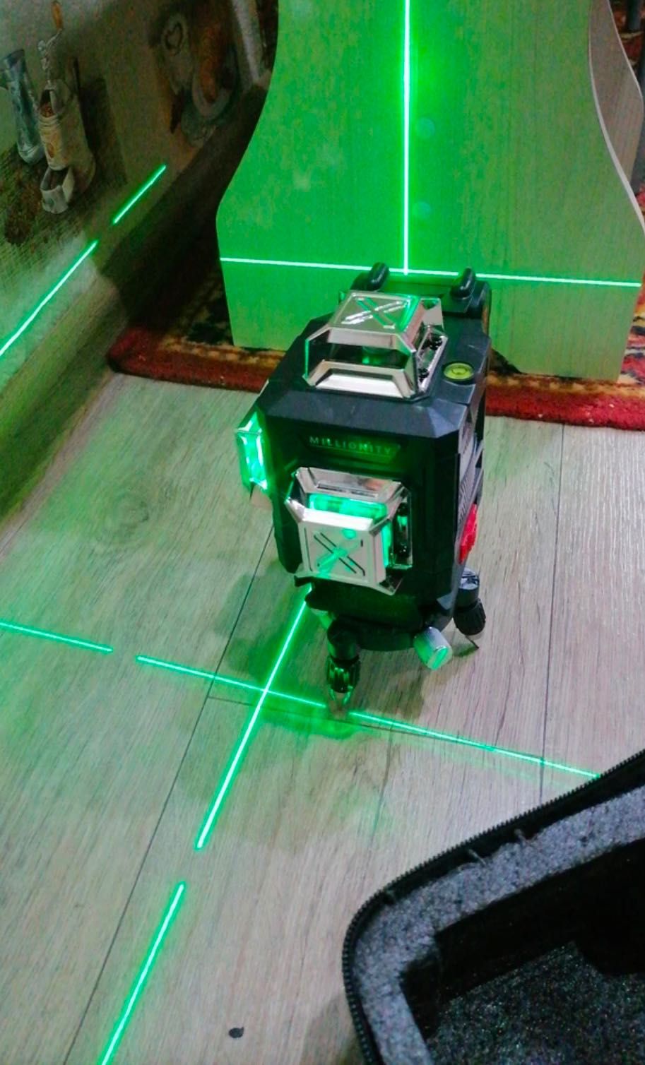 Poziomica laserowa / Laser krzyżowy ze statywem 16 linii 4d 360