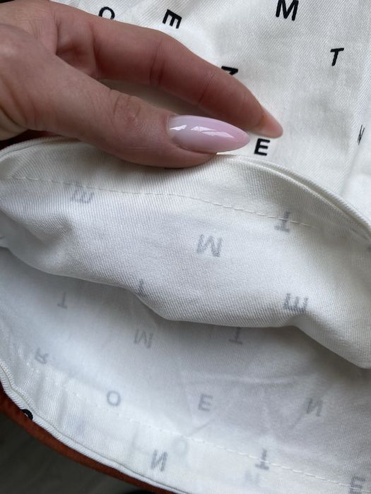 Продам літні жіночі шорти у дрібні букви. Нові.