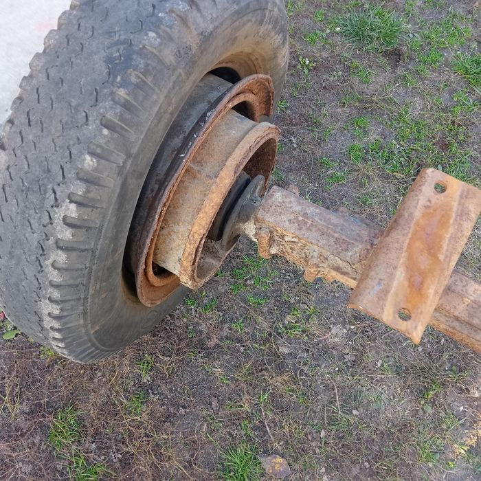 Балка на  прицеп з ступицями