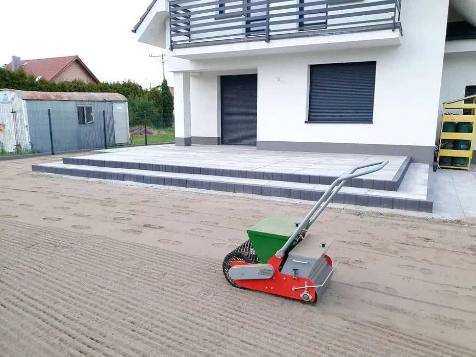 Zakładanie trawników wyrównywanie terenu glebogryzarka separacyjna