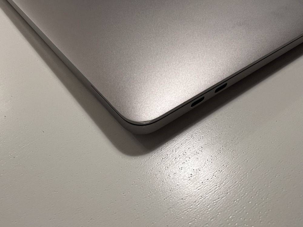 Apple MacBook pro 2016, 15.4”, touch bar, 2.6 GHz, 16gb, 256 SSD