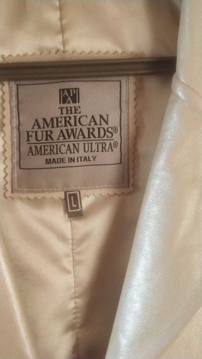 Курточка шкіряна молочно перламутрового кольору р 48жіноча