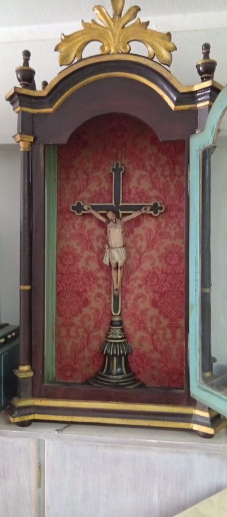 Oratório antigo com crucifixo