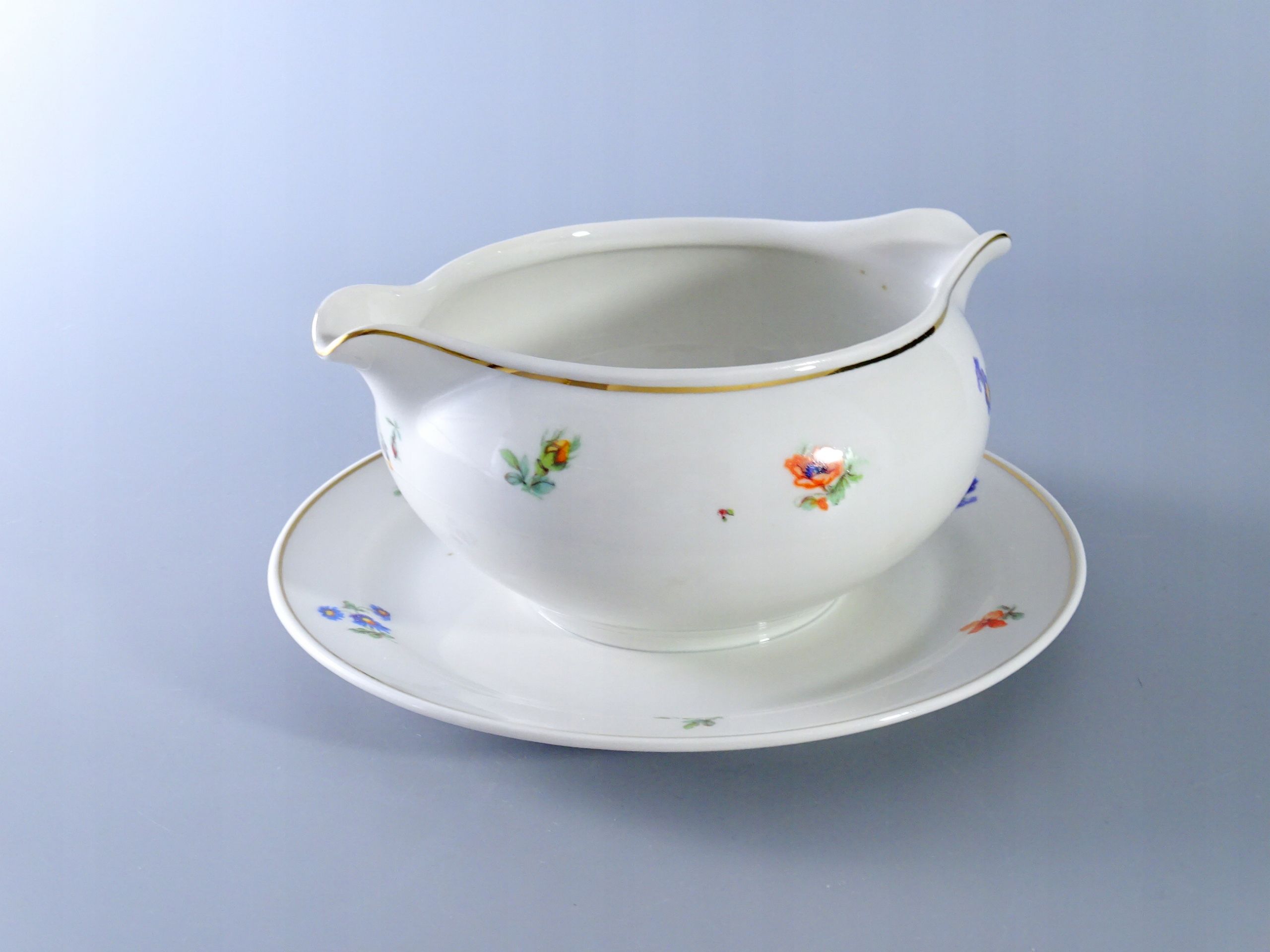 stara kremowa porcelanowa sosjerka