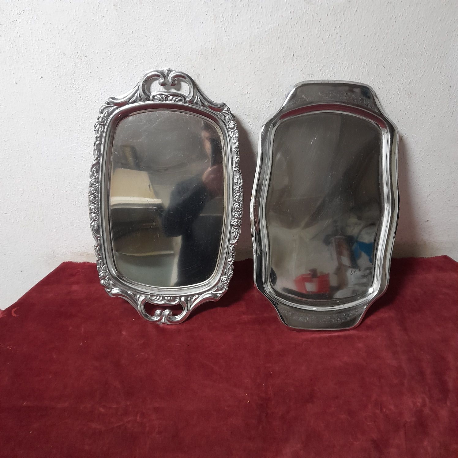 Duas lindas bandejas metálicas com desenhos estampados.