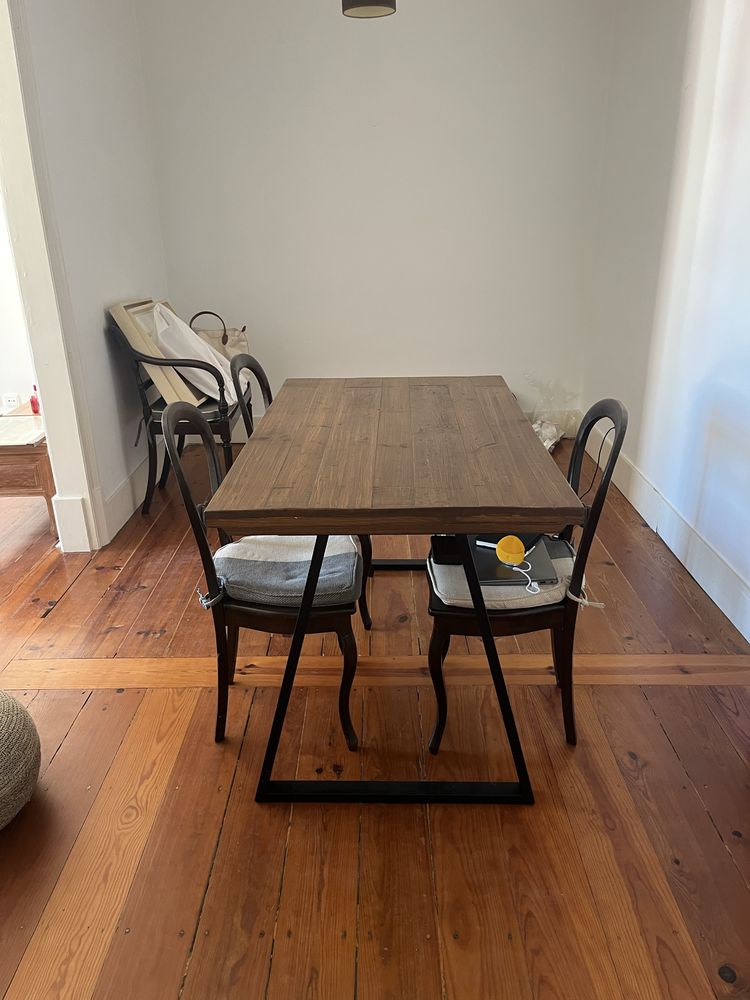 Mesa de madeira com pes de ferro preto
