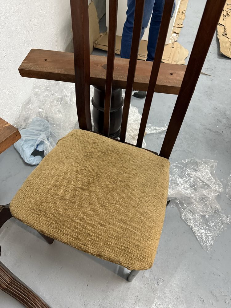 Mesa de madeira maciça com 6 cadeiras