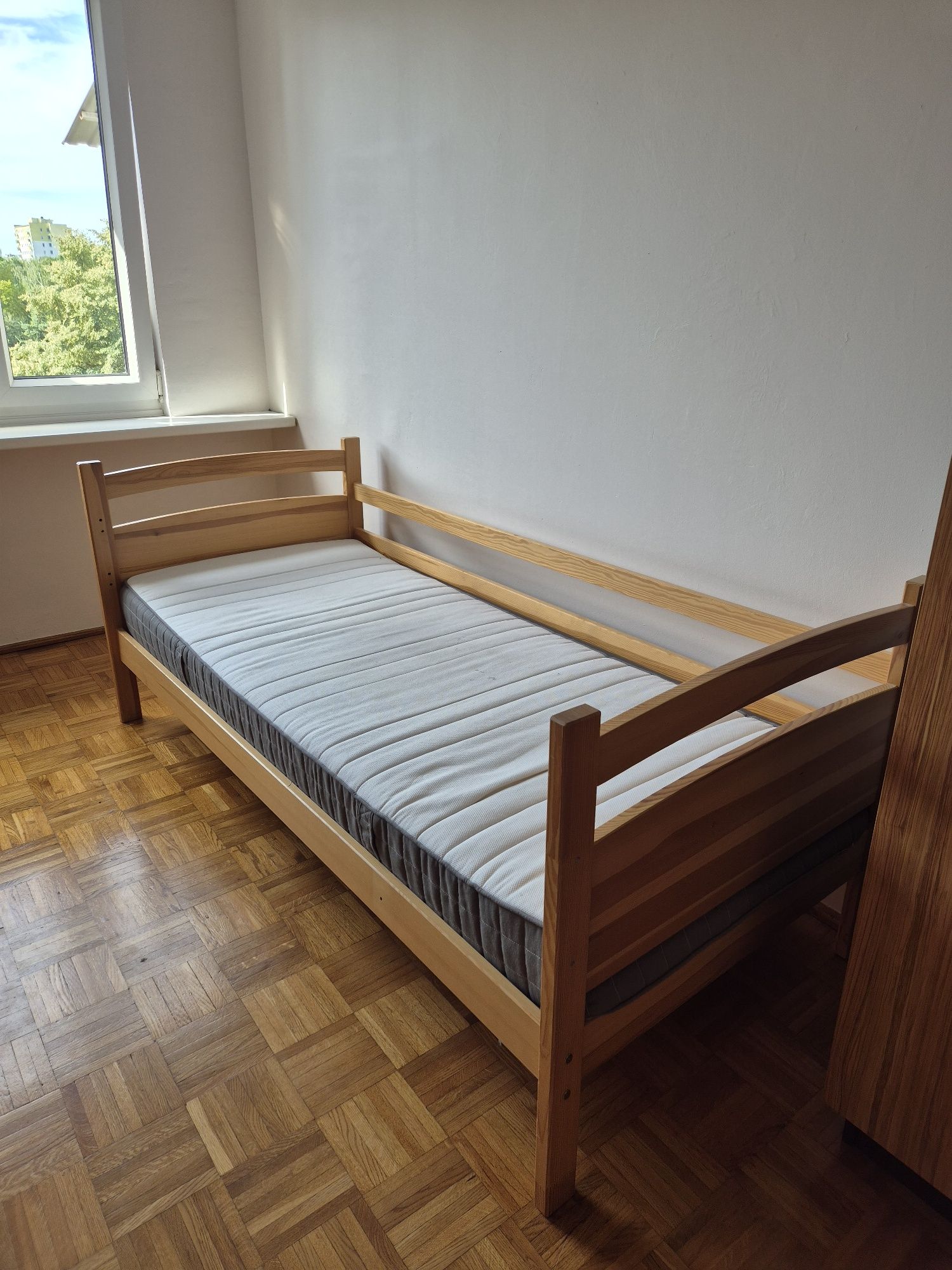 Łóżko drewniane z materacem