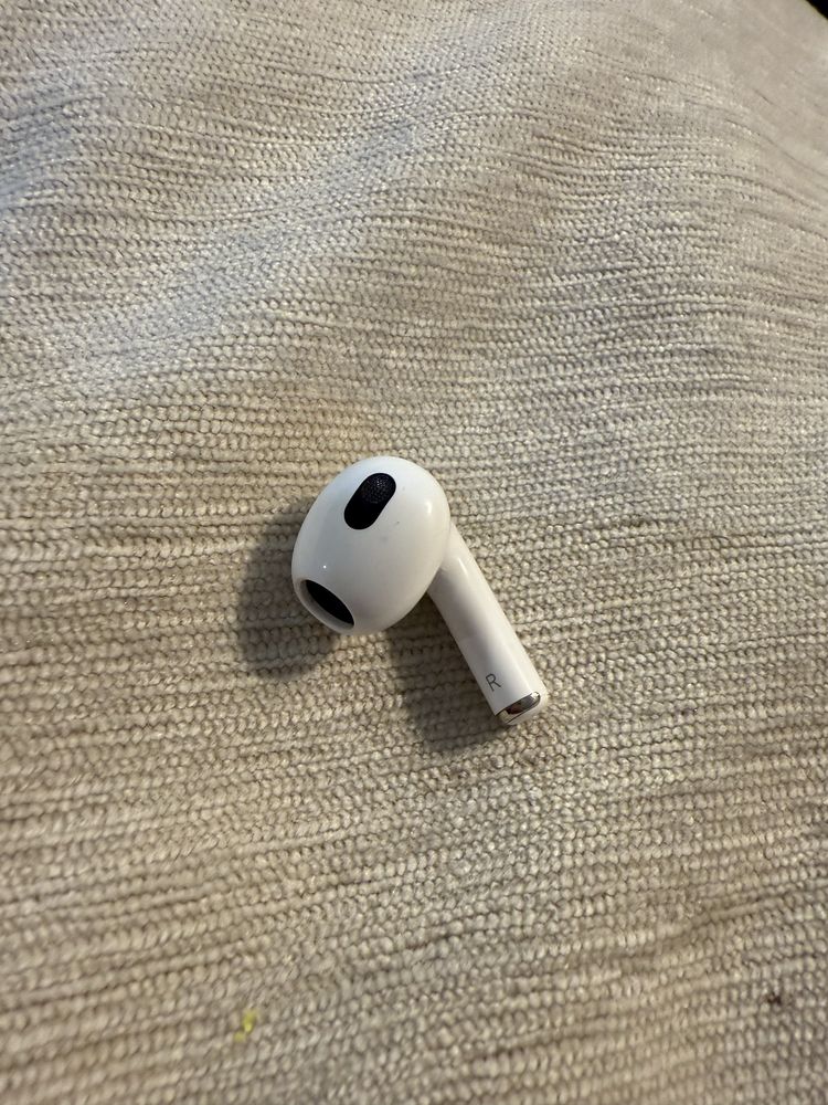 Продам один правий навушник airpods 3 a2564