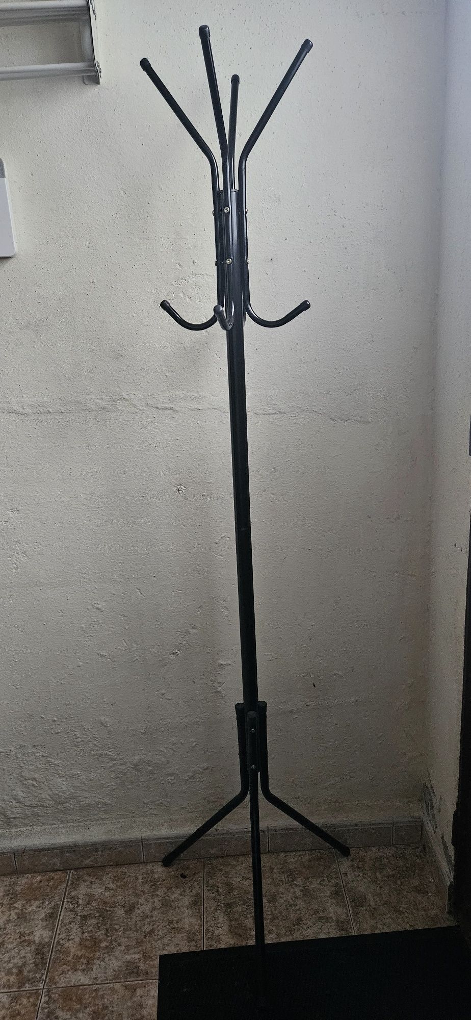 Cabide de pé em preto