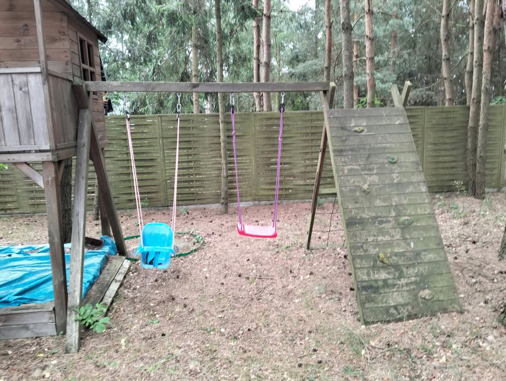 Domek ogrodowy ze zjeżdżalnią i huśtawką