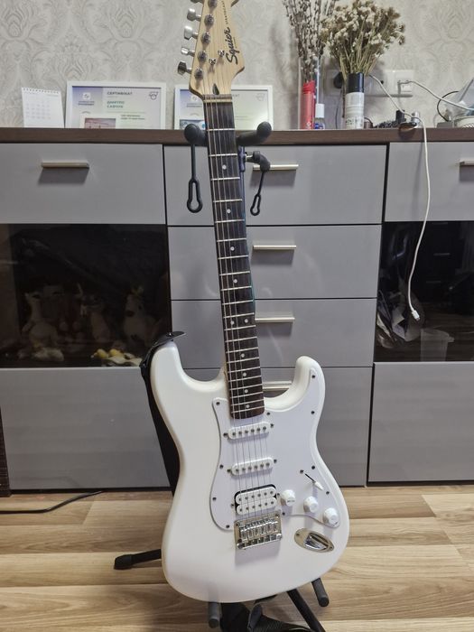 Fender Squier Sonic Stratocaster(Arctic White)