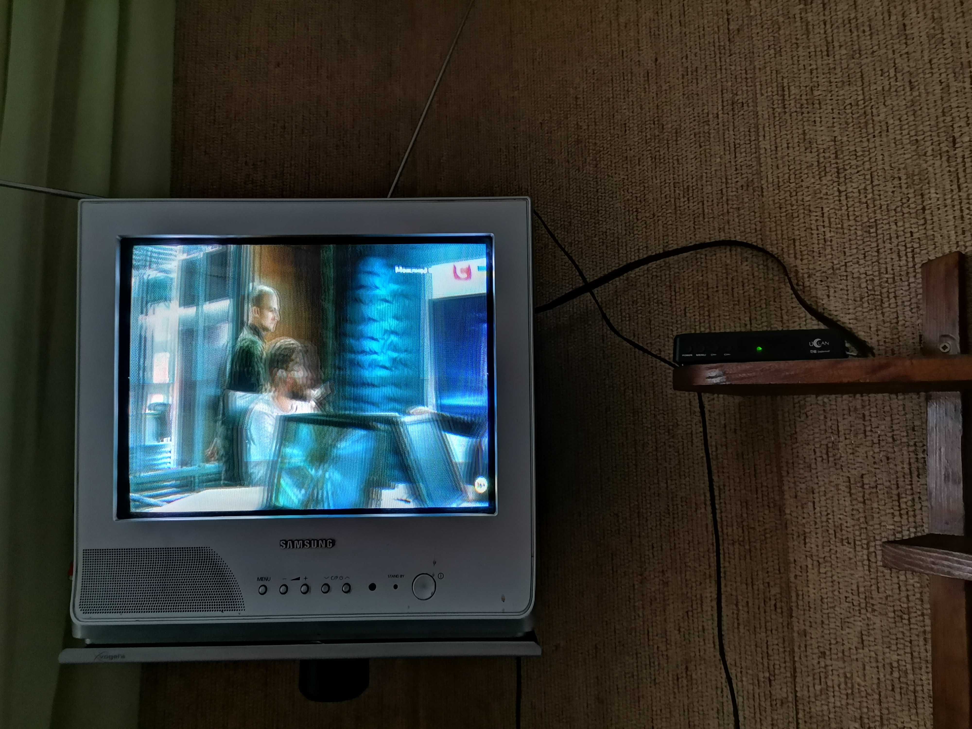 Продам телевизор  самсунг б/у с TV приставкой