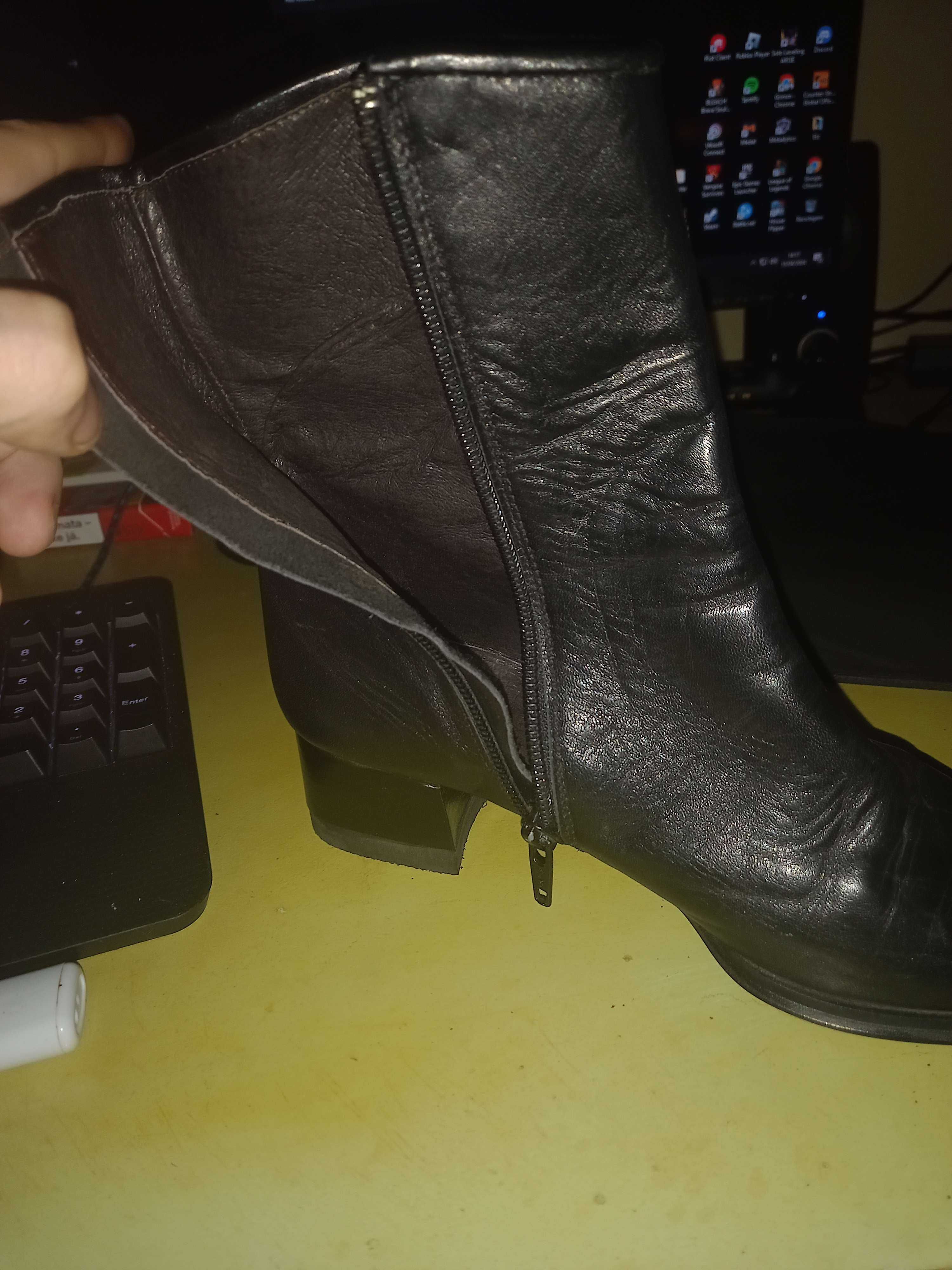 Botas de pele com 1 uso, praticamente novas.