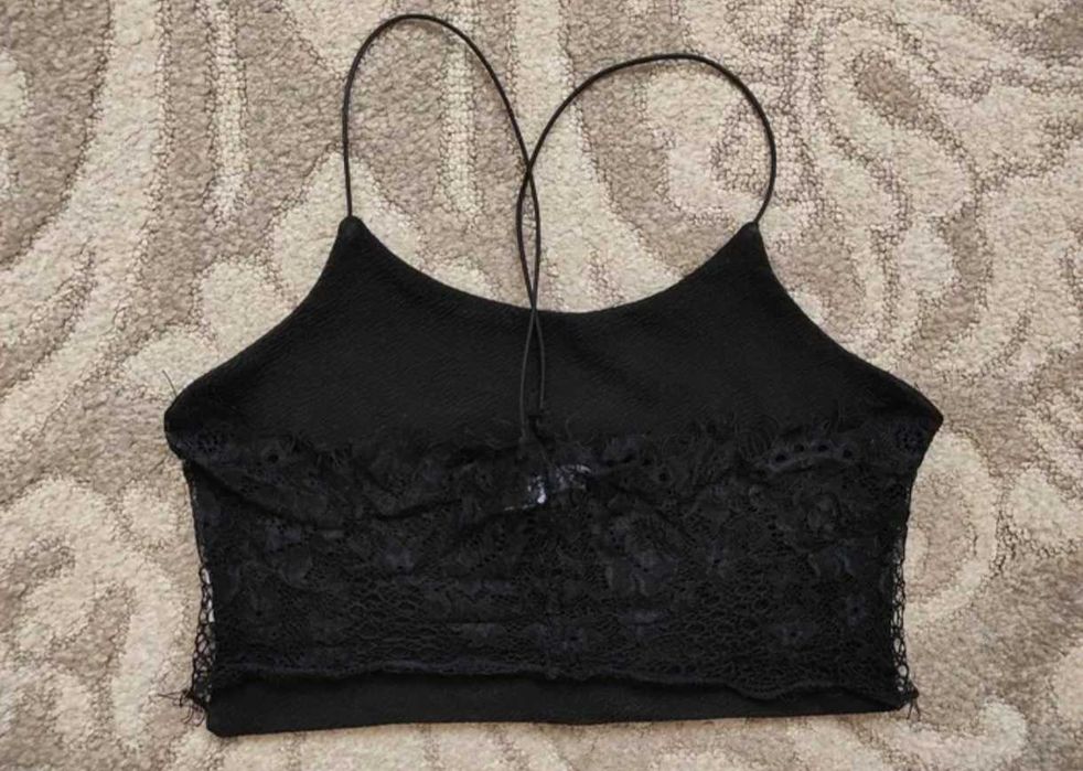 Czarna bluzka crop top z koronką boohoo