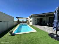 Moradia T3 térrea em lote com piscina, jardim e garagem