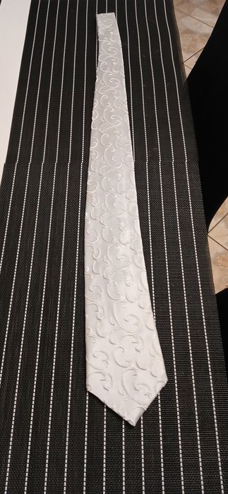 Krawat haftowany dobrej jakości