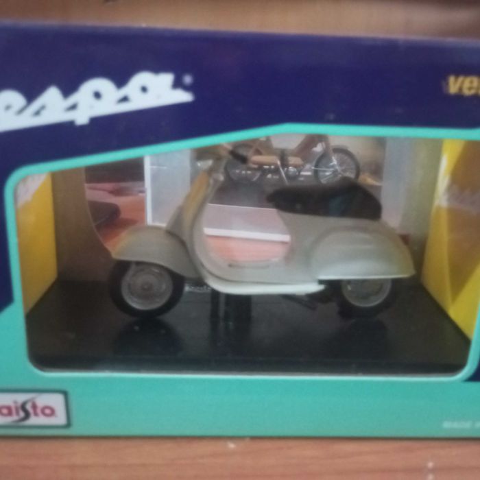 Motos miniatura  de coleção escala 1:18 Piaggio e peugeot 105