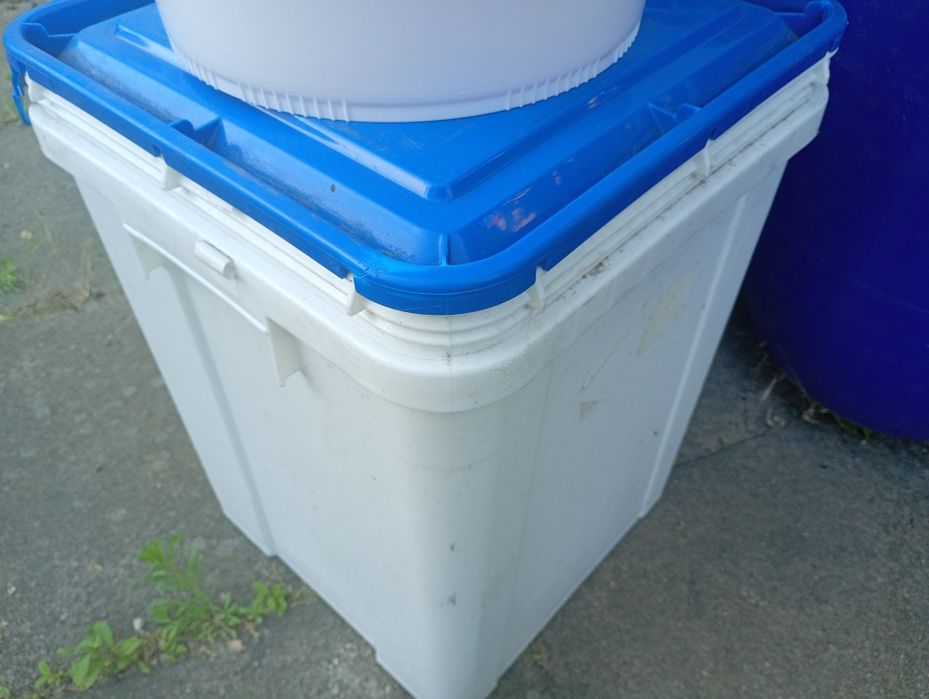 Beczki plastikowe pojemniki na kapustę ogorki ziarno miód deszczówkę