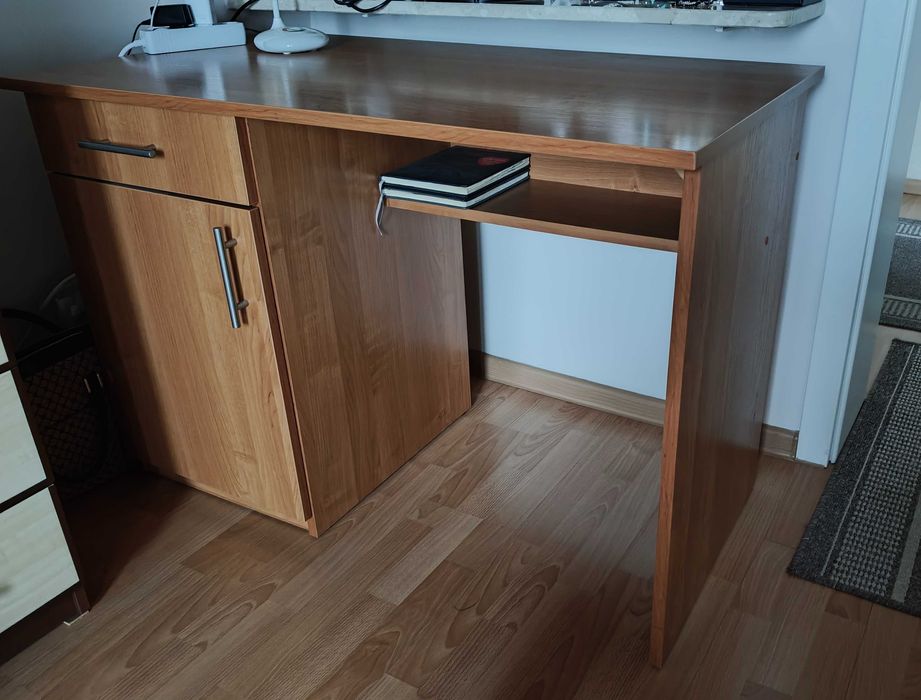 Zestaw mebli – biurko, komódka, stolik