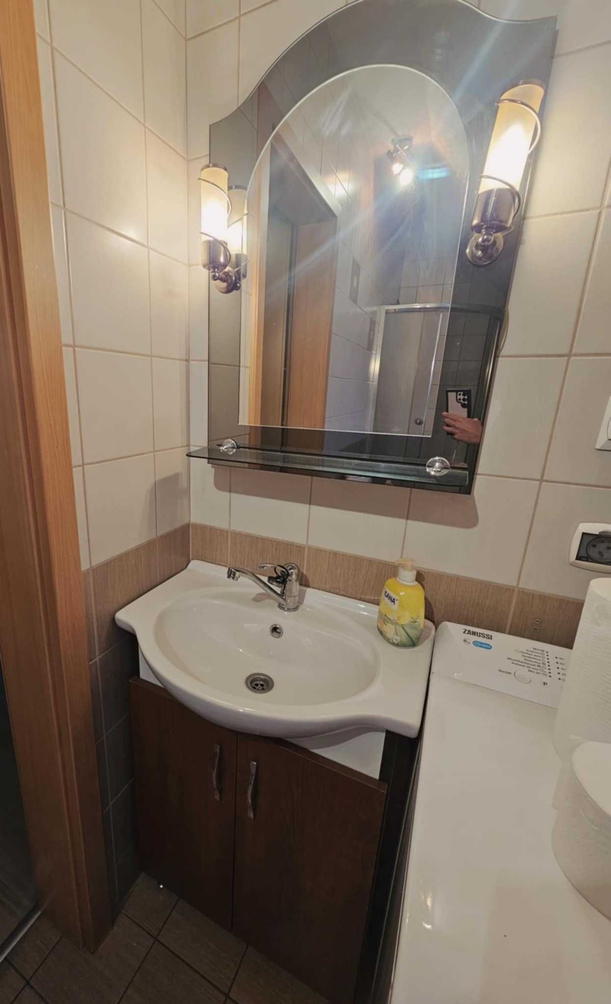 Meble łazienkowe ze zlewem i lustrem