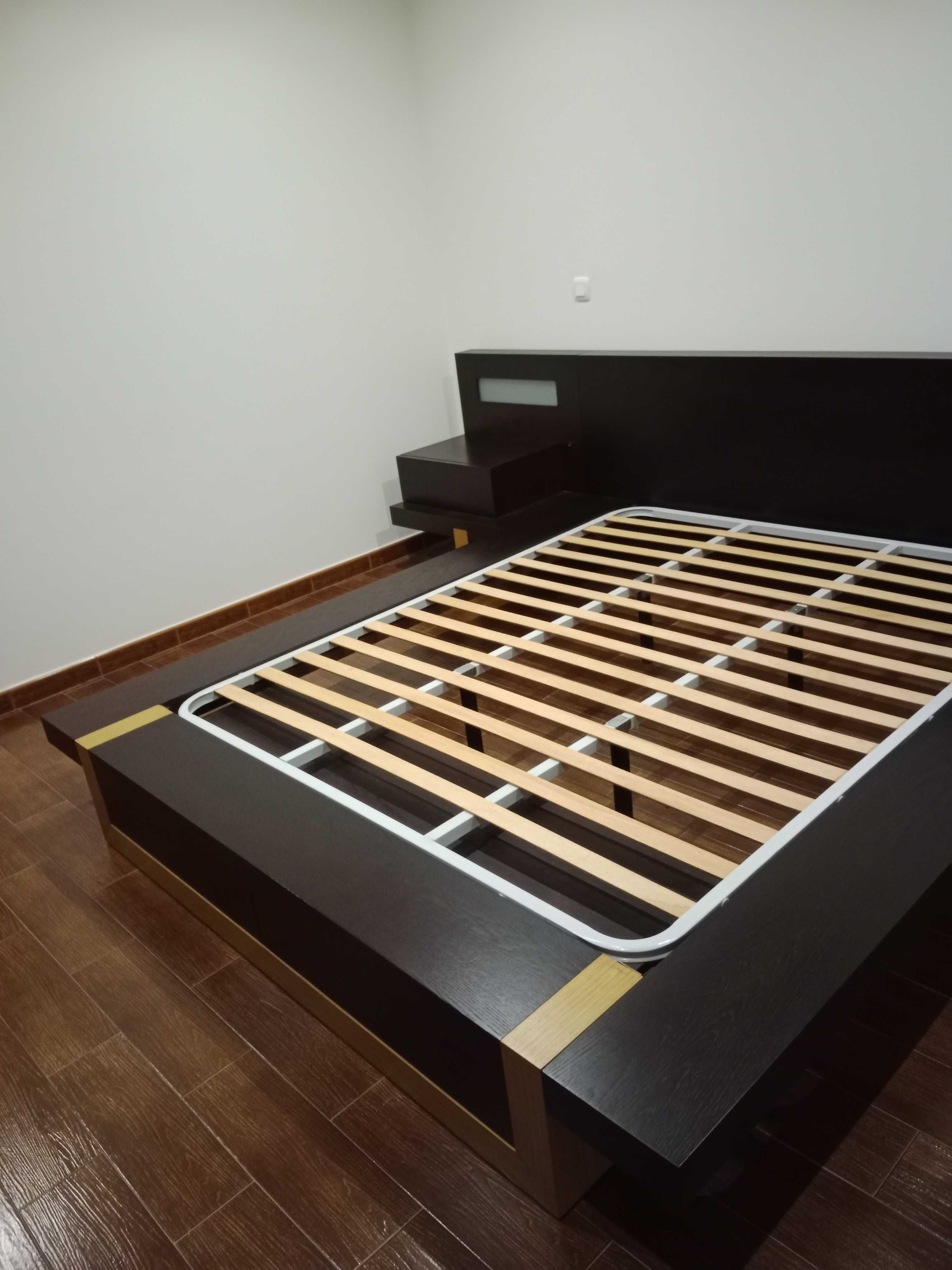 Cama de casal em perfeito estado