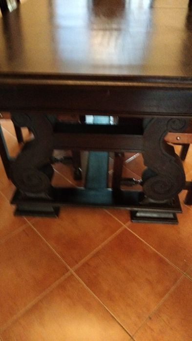 Sala completa com louceiro, mesa e 8 cadeiras