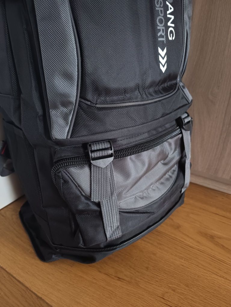 Duży plecak turystyczny, w góry, regulowany 70 L, trekkingowy, lekki