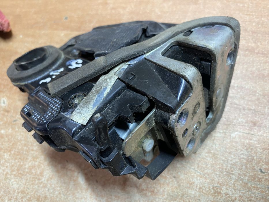 Toyota Avensis T27, Camry 40 задній правий дверний замок для Тойота.