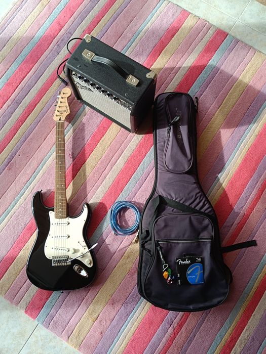 Guitarra Fender com amplificador e acessórios