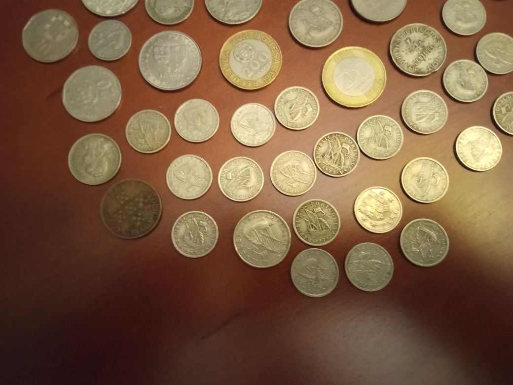 Vendo uma panóplia de moedas antigas para colecionadores várias datas