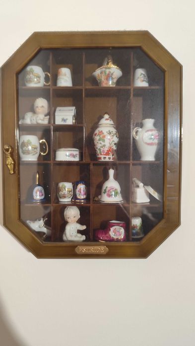 Expositor com miniaturas de loiças