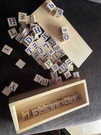 Drewniane litery alfabetu w drewnianej skrzynce Montessori