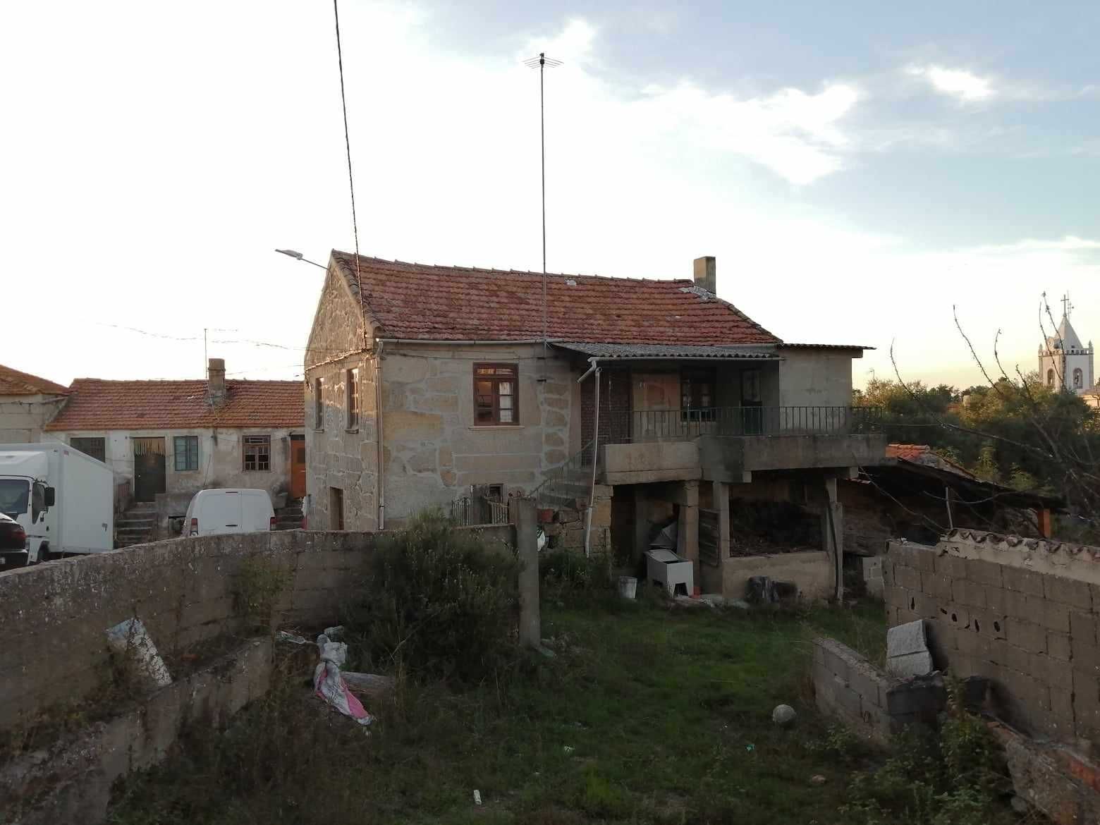 Casa em pedra com dois pisos para reabilitar