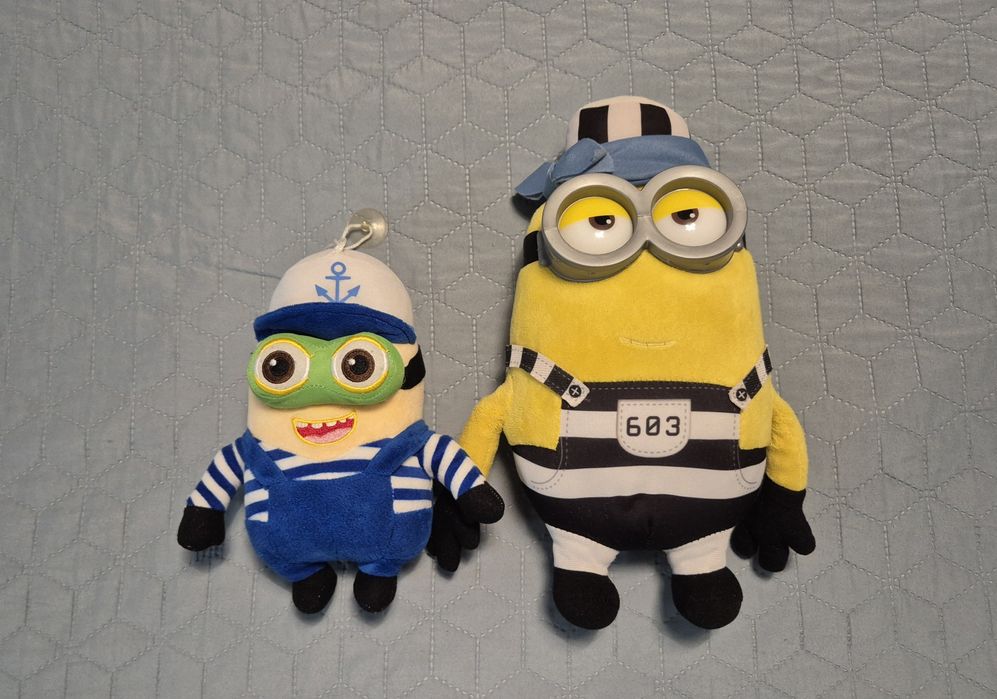 Zestaw pluszaków. 2 maskotki Minionki Więzień 31 cm i Marynarz 20 cm
