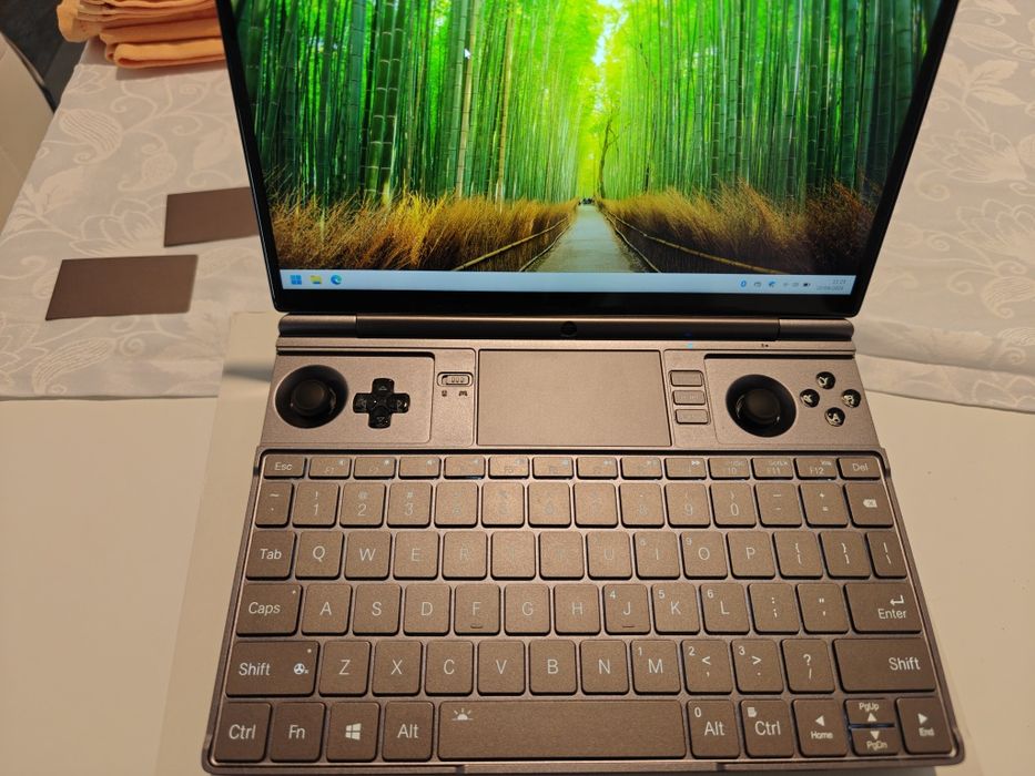 GPD WIN Max 2 (2023) AMD 7840U / 32GB RAM / 2TB SSD - Como Novo!