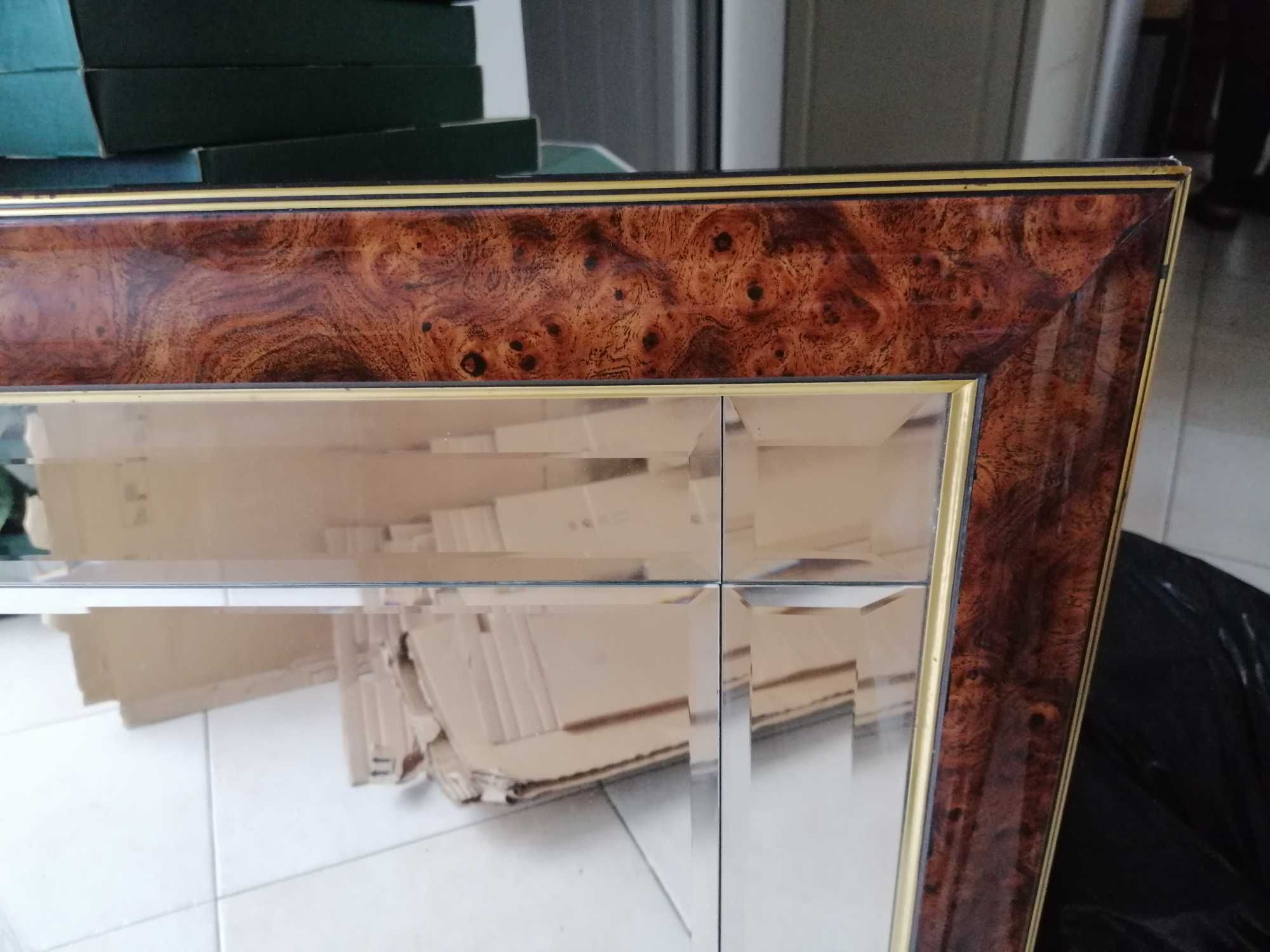 Espelho de parede de sala com madeira e pormenor dourado