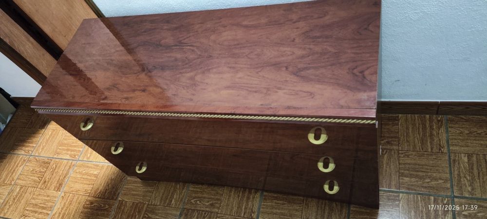 Cómoda usada em bom estado