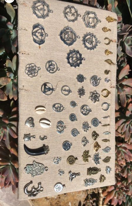 Pulseiras de macramé e cristais