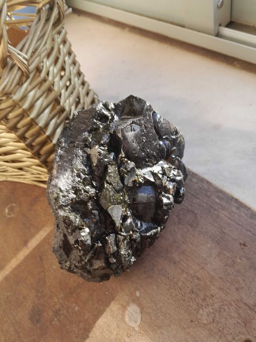 Pedra preciosa Turmalina negra e cristalizadoa