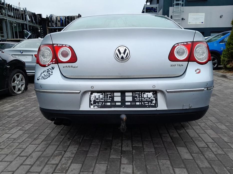 VW PASSAT B6 ZDERZAK TYLNY TYŁ SEDAN PARKTRONIC KOLOR: LA7W