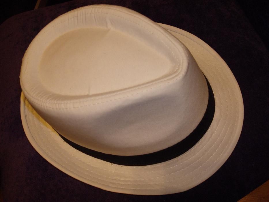 Nowy biały kapelusz z czarnym paskiem