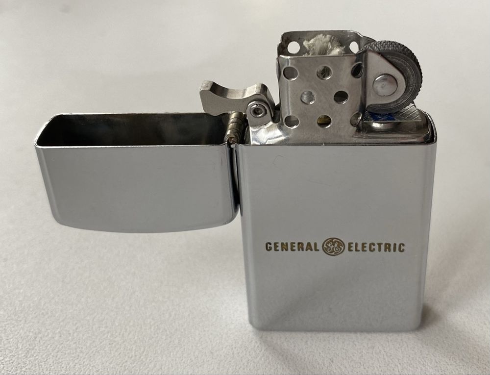Зажигалка Zippo.