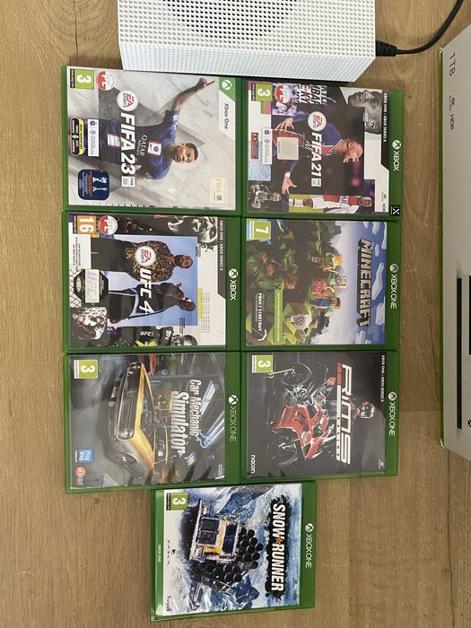 XBOX One S 1 TB + 2 pady + ładowarka do padów + 7 gier