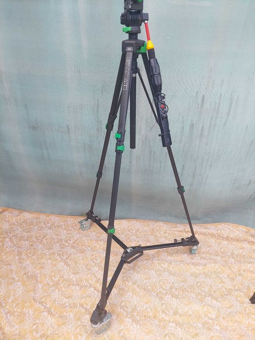 statyw z wózkiem oraz stabilizatorem do kamery lub aparatu
