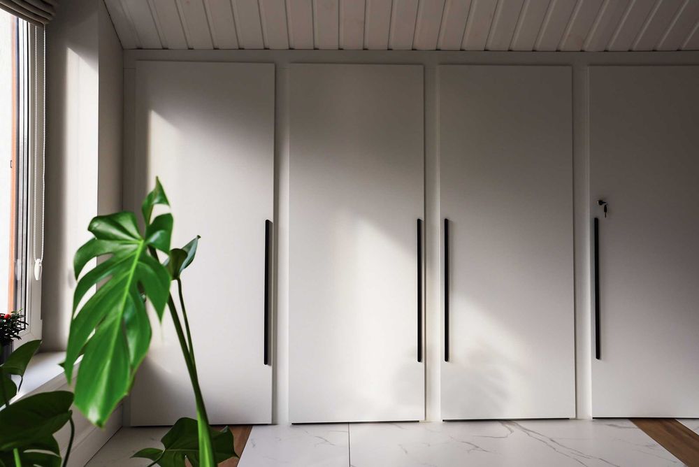 Оренда будинку біля лісу з ванною у спальні, каміном і мангалом.